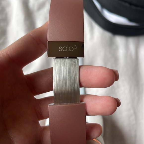 I am selling my beats solo 3. They were worn for a solid 2 months after purchase - Picture 5 of 13